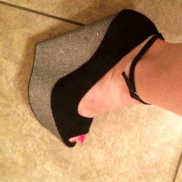 NWOT Black and silver platform wedges - Picture 2 of 4