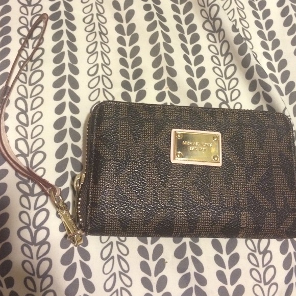 Michael kors wristlet