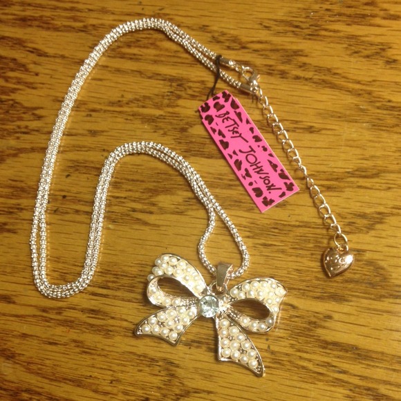 Silver Betsey Johnson Bow With Pearls Necklace