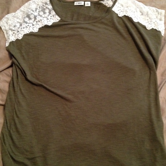 Green shirt with lace sleeves