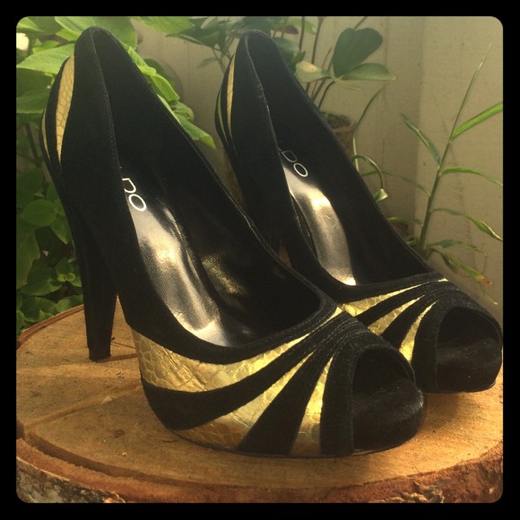 Aldo black & gold snakeskin design peep toe