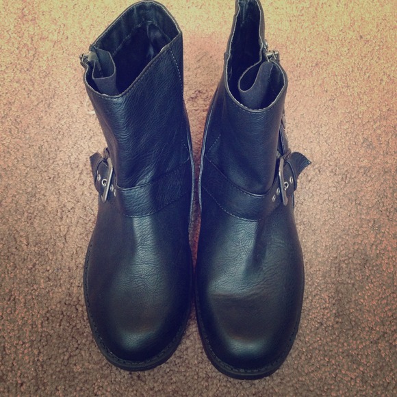 Brand new stylish black boots sz 7