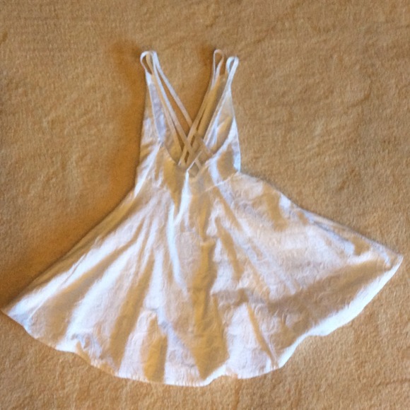 White low v neck dress - Picture 2 of 2