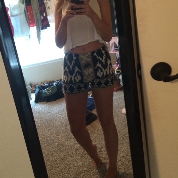Tribal print sweater shorts - Picture 3 of 4