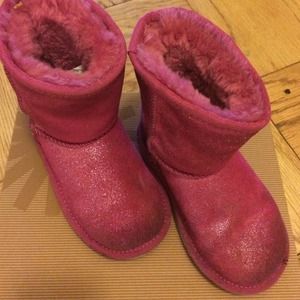 USED TODDLER UGGS SIZE 9!!!