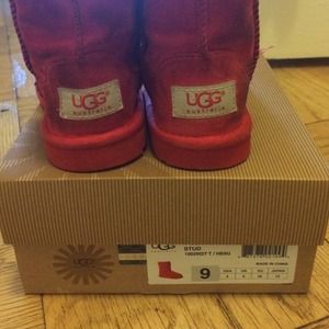 USED TODDLER SIZE 9 UGGS (NEEDS TO BE CLEANED UP)