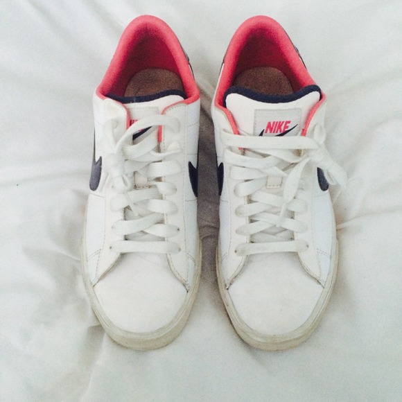 Nike White/Pink/Black Sneakers