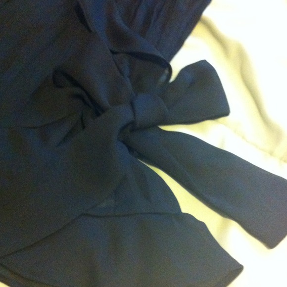 Blouse black ruffles neck and bottom edge around. - Picture 4 of 4