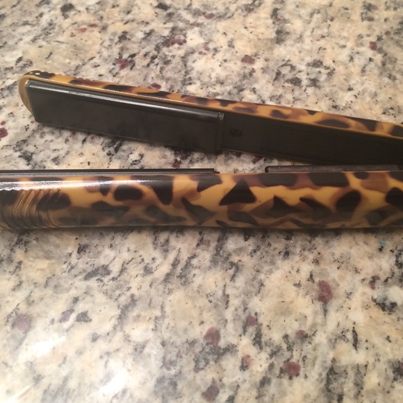 Cheetah print straightener