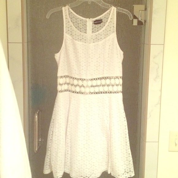 GORGEOUS WHITE LACE CUTOUT PATTERNED DRESS