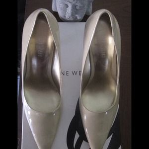 EUC pointy and classy patent beige heels