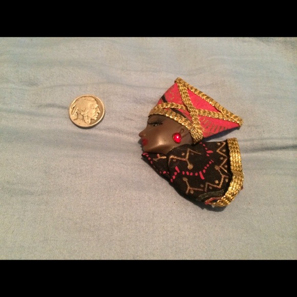 African queen broach