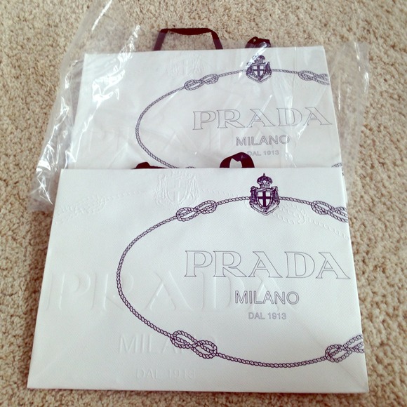 Prada shopping bag (quantity: 1) 👍👍