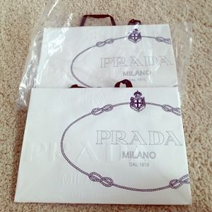 Prada shopping bag (quantity: 1) 👍👍