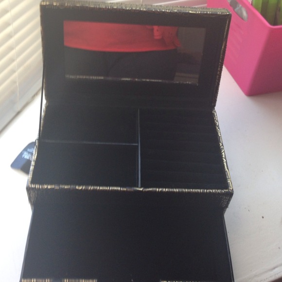 Jewelry box - Picture 2 of 3