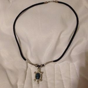 Short turtle pendant necklace