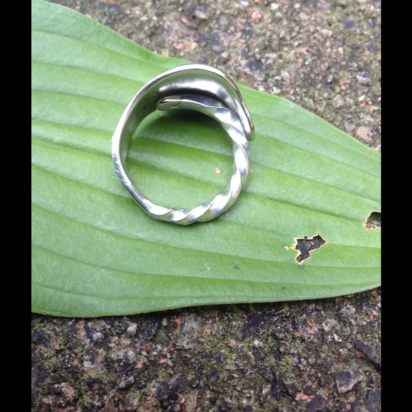 Silverware Soldier twisted silver ring. - Picture 3 of 3