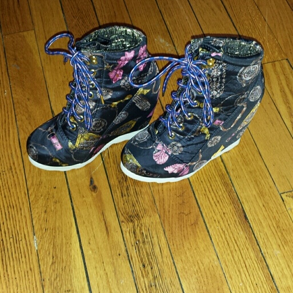 Sneakers - Picture 2 of 2