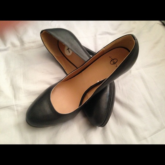 Black pumps