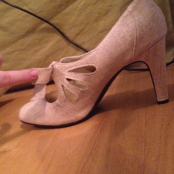 SOLD!!!! Nwot tan bow heels - Picture 2 of 4
