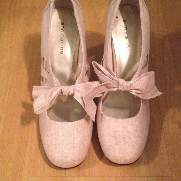 SOLD!!!! Nwot tan bow heels - Picture 3 of 4