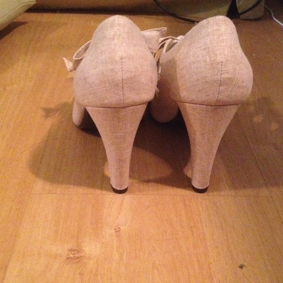 SOLD!!!! Nwot tan bow heels - Picture 4 of 4