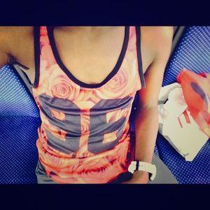 Graphic tank top🌹