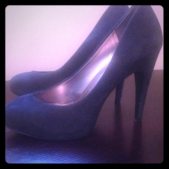 Blue suede BCBGeneration pump, size9 - Picture 1 of 2