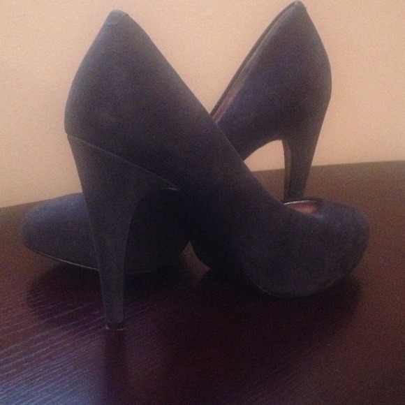 Blue suede BCBGeneration pump, size9 - Picture 2 of 2