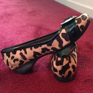 Leopard print ballet flats with small heel.