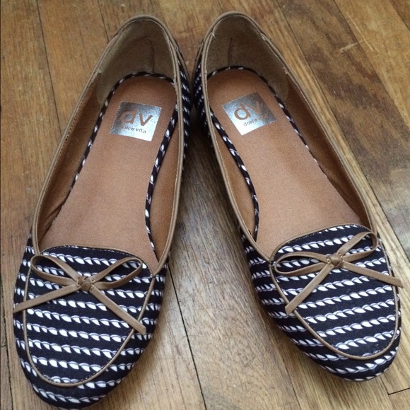 Super fashionable Dolce Vita flats! Size 7.