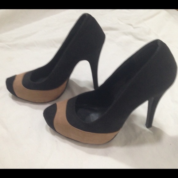 ❌SOLD❌ Black/Tan Suede Pumps