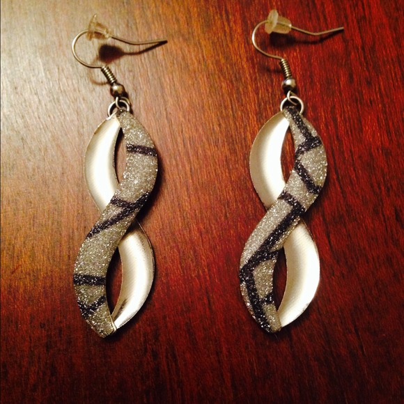 Earrings - Picture 1 of 1