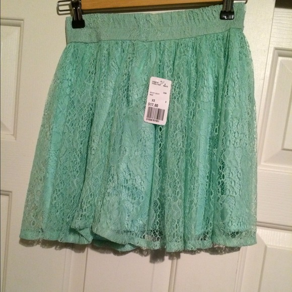 NWT! Forever 21 lace skirt - Picture 2 of 4