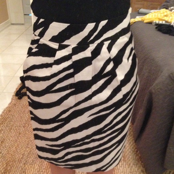 ✨HP✨Zebra print pencil skirt - Picture 2 of 4