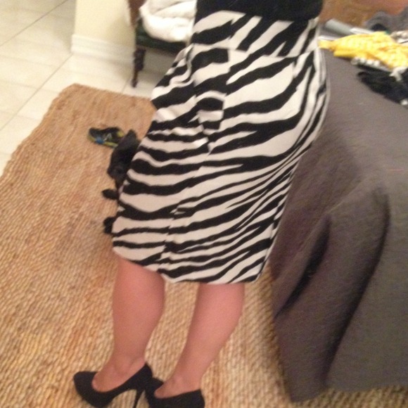 ✨HP✨Zebra print pencil skirt - Picture 4 of 4