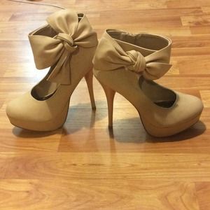 Nude bow pump