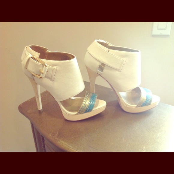 Report signature shoes