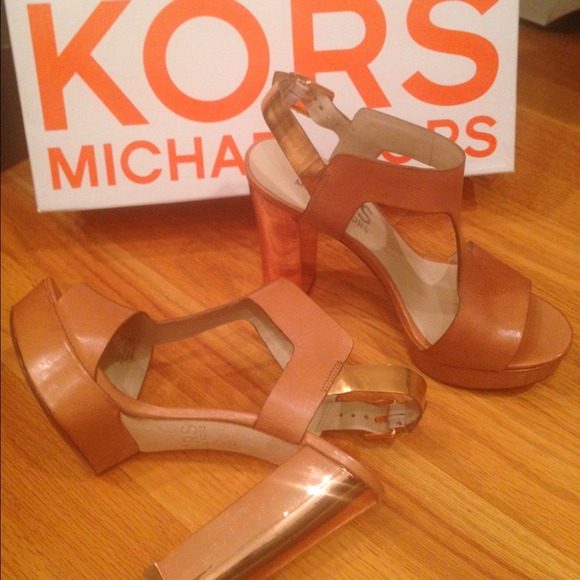 Michael Kors size 61/2 tan platform shoes