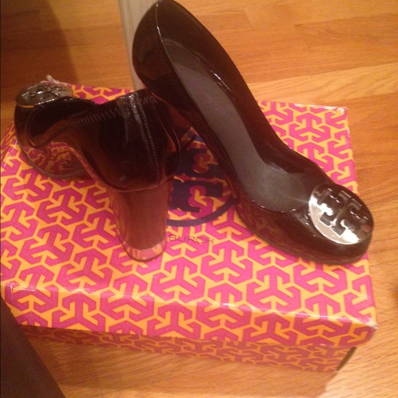 Tory Burch size 61/2 black patent shoe
