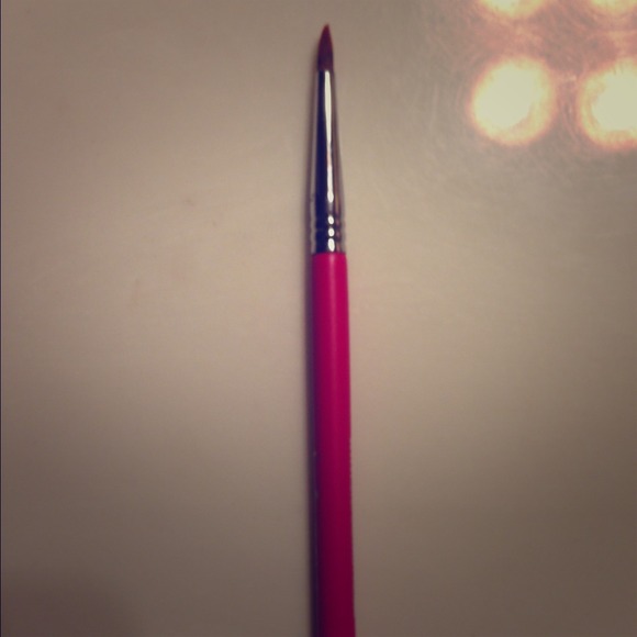 Sigma brush travel size. Eyeliner E05