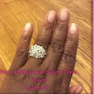 💍Vintage Faux Pearl and Silver Tone Ring