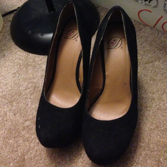 Black wedges there is a little scratch inside