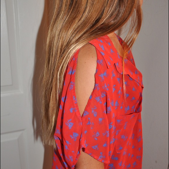 Red shirt - Picture 2 of 3