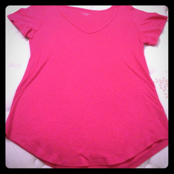 Basic hot pink V-neck tee/super soft