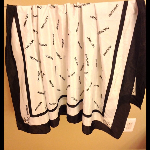 Moschino square scarf.extra50% off today