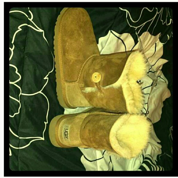 UGG size 6 fit more like a 7
