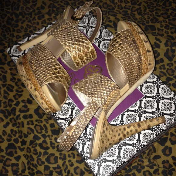 Sale- Isola Gold Metallic Sandal - Picture 3 of 4