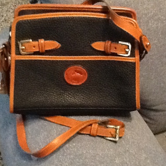 Vintage Authentic Dooney Small Shoulder bag.