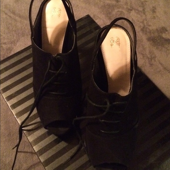 Bootie heels black size 9 - Picture 2 of 2